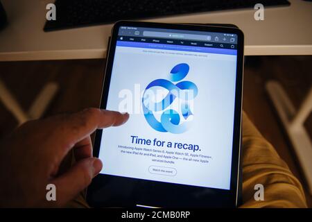 Paris, France - 16 septembre 2020: Man POV lisant sur iPad Pro tablette dernières nouvelles Apple Computers sur le site Web après son événement annuel de matériel, montrant le temps de récapituler le logo Banque D'Images