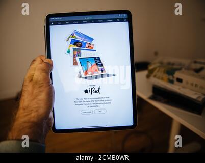 Paris, France - 16 septembre 2020: Man POV lisant sur iPad Pro tablette dernières nouvelles d'Apple Computers sur le site Web après son événement annuel de matériel, montrant le dernier nouvel ipad Banque D'Images