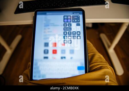 Paris, France - 16 septembre 2020: Man POV lisant sur iPad Pro tablette dernières nouvelles Apple Computers sur le site Web après son événement annuel de matériel, montrant le centre de contrôle Banque D'Images
