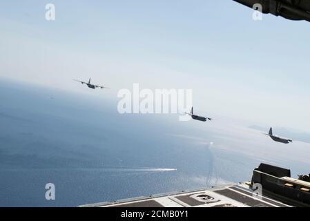 Les avions C-130J Super Hercules, un des forces armées helléniques et deux affectés à la 86e Escadre du transport aérien, survolent la baie de Megara, en Grèce, au cours de l'opération vol Cerberus VII, le 11 septembre 2020. L'exercice vise à renforcer la préparation et à démontrer un engagement commun en faveur d'une Europe pacifique, stable et sûre. (É.-U. Photo de la Force aérienne par Airman 1re classe Taylor D. Slater) Banque D'Images