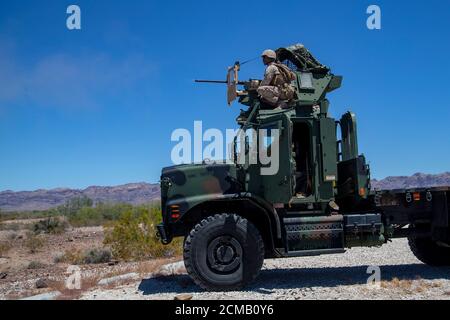 Les Marines des États-Unis, avec Marine Air Control (MACS), ont incendié le M240 Bravo et le pistolet machine Caliber 0,50 (0,50 Cal) lors de l'entraînement préalable au déploiement sur les terrains d'essai de Yuma (YPG) à bord de la station aérienne de Marine corps Yuma, le 6 août 2020. (É.-U. Photo du corps marin par Lcpl. Gabrielle Sanders) Banque D'Images