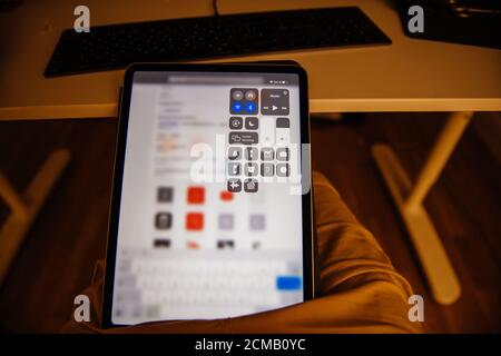 Paris, France - 16 septembre 2020: Man POV lisant sur iPad Pro tablette dernières nouvelles Apple Computers avec le lancement de Control Center Banque D'Images