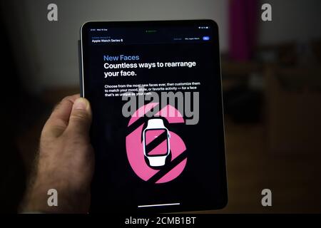 Paris, France - 16 septembre 2020: Man POV lisant sur iPad Pro tablette dernières nouvelles d'Apple Computers sur le site Web après son événement annuel de matériel, montrant les derniers nouveaux visages Banque D'Images