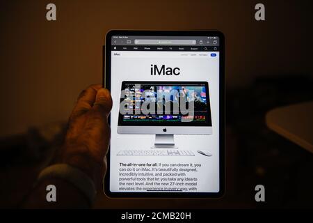 Paris, France - 16 septembre 2020: Man POV lisant sur iPad Pro tablette dernières nouvelles d'Apple Computers sur le site Web après son événement annuel de matériel, montrant le dernier ordinateur iMac Banque D'Images