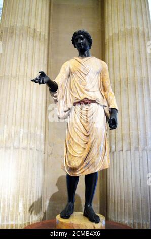 Paris, France - le Louvre début du XVIIe siècle Statue de la Camille (assistant du sacricateur) Banque D'Images