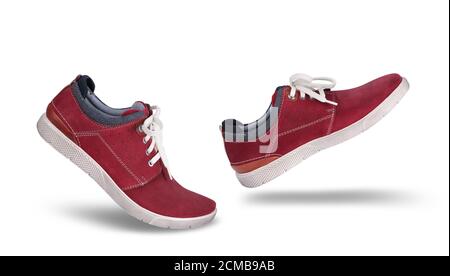 Élégant décontracté rouge daim chaussures marche en avant, isolé sur fond blanc, concept de style de vie Banque D'Images