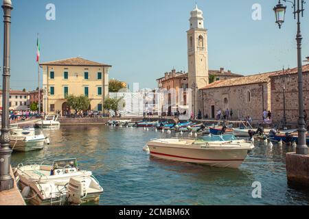 Dogana Veneta et Porticciolo à Lazise, en Italie avec des bateaux colorés 20 Banque D'Images