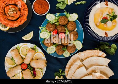 Muhammara, falafel et houmous avec pain pita, nourriture arabe végétalienne Banque D'Images