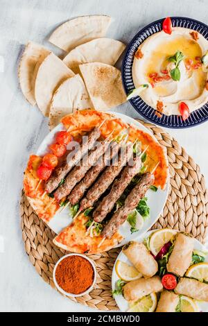 Viande de Kebab et moutabal (houmous d'aubergine) avec pain pita Banque D'Images