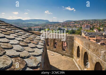 Vue sur les toits de tuiles rouges depuis le beffroi de Millau, avec le Viaduc de Millau au loin, Aveyron, France Banque D'Images