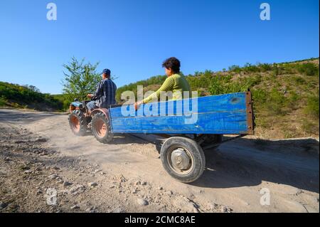 Mini-tracteur avec passagers sur la route de montagne de terre au Nord Moldavie Banque D'Images