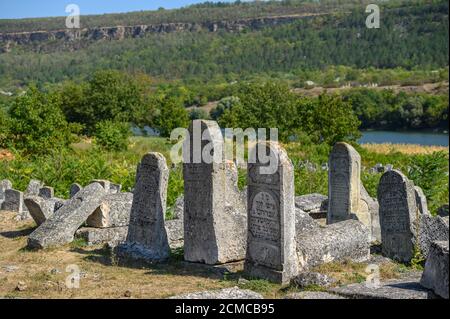 Groupe de vieilles pierres tombales à l'ancien cimetière juif à Vadul liu Rascov en Moldavie Banque D'Images