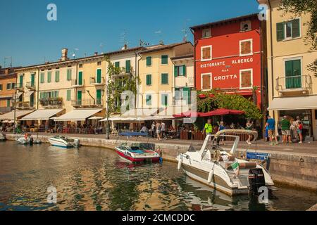 Dogana Veneta et Porticciolo à Lazise, en Italie avec des bateaux colorés 2 Banque D'Images