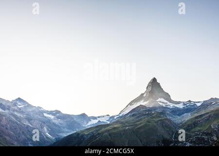 Matin d'été ensoleillé dans le village de Zermatt avec le sommet de Matterhorn à l'arrière-groupe. Belle scène en plein air dans les Alpes suisses, la Suisse, l'Europe. Banque D'Images