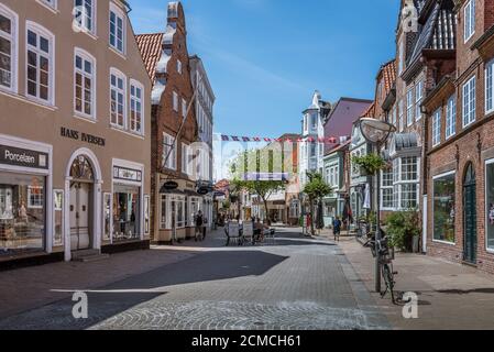 rue avec boutiques et drapeaux danois à Tonder, Danemark, 1er juin 2020 Banque D'Images