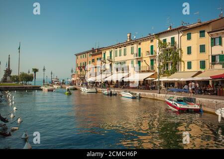 Dogana Veneta et Porticciolo à Lazise, en Italie avec des bateaux colorés 3 Banque D'Images