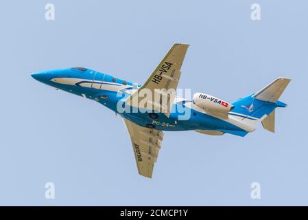 L'avion d'affaires HB-VSA Pilatus PC-24 s'envol après le décollage de l'aéroport de Biggin Hill, Kent, Royaume-Uni. Propriété de Pilatus Aircraft Company Banque D'Images