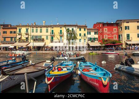 Dogana Veneta et Porticciolo à Lazise, en Italie avec des bateaux colorés 4 Banque D'Images