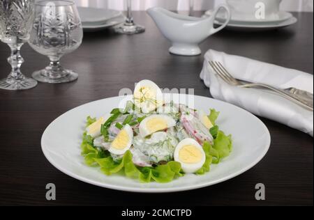 Salade de radis avec concombre et œufs pour la sauce au lait Banque D'Images