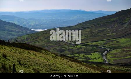 Vue sur la route connue sous le nom de lutte depuis le sommet de Kirkstone Pass Lake District Banque D'Images