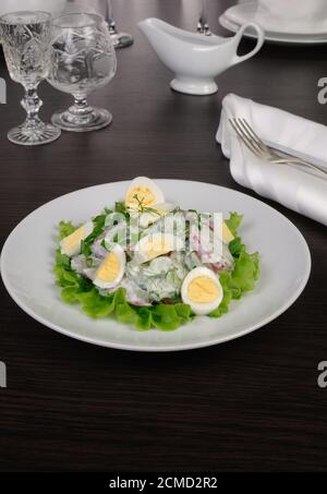 Salade de radis avec concombre et œufs pour la sauce au lait Banque D'Images