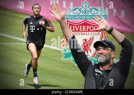 Munich, Allemagne. 17 septembre 2020. PHOTOMONTAGE: Juergen KLOPP veut apparemment attirer Thiago ALCANTARA (FC Bayern Munich) à Liverpool. Archive photo: Thiago ALCANTARA (FC Bayern Munich) pendant la formation en course. FC Bayern Munich formation à la pandémie du coronavirus. Formation sur Saebener Strasse. Football 1. Bundesliga, saison 2019/2020, le 06/30/2020 Ã‚| usage dans le monde crédit: dpa/Alay Live News Banque D'Images