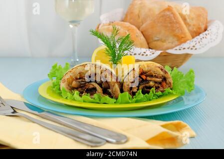 Filet de hareng cuit avec des champignons et fromage Banque D'Images