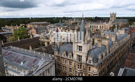 Vue aérienne de Gonville et Caius College Cambridge depuis la tour de l'église Great St Marys Banque D'Images