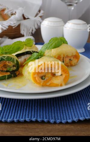 Rouleaux de courgettes farcis au fromage Banque D'Images