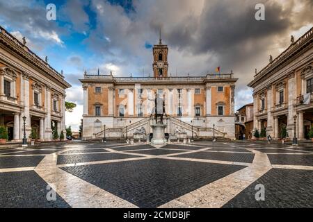 Piazza del Campidoglio avec Palazzo Senatorio et la réplique de la statue équestre de Marc-aurèle, Rome, Latium, Italie Banque D'Images