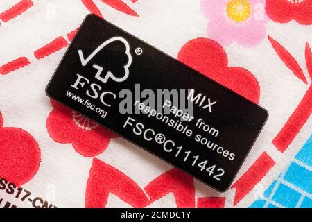 Close up of logo FSC MIX papier à partir de sources responsables sur pack de serviettes serviettes brodées Banque D'Images