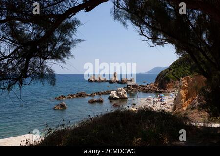Plages de Grèce, formations rocheuses sur la plage de Mourtias, près du village de Promyri, Pélion, district de Volos, Grèce Banque D'Images