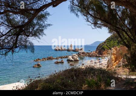 Plages de Grèce, formations rocheuses sur la plage de Mourtias, près du village de Promyri, Pélion, district de Volos, Grèce Banque D'Images