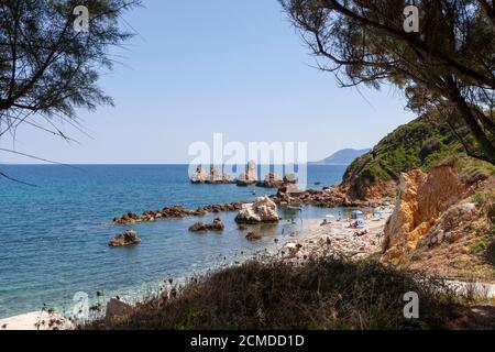 Plages de Grèce, formations rocheuses sur la plage de Mourtias, près du village de Promyri, Pélion, district de Volos, Grèce Banque D'Images