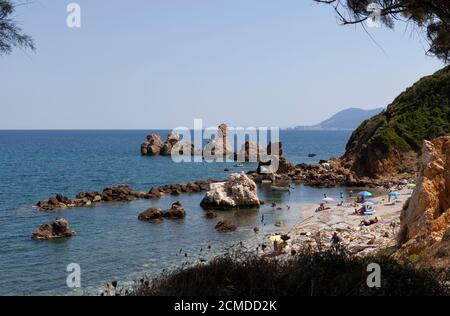 Plages de Grèce, formations rocheuses sur la plage de Mourtias, près du village de Promyri, Pélion, district de Volos, Grèce Banque D'Images
