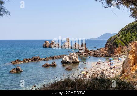 Plages de Grèce, formations rocheuses sur la plage de Mourtias, près du village de Promyri, Pélion, district de Volos, Grèce Banque D'Images