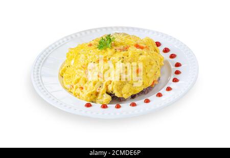 Omelette maison douce et moelleuse avec baguette de crabe servie avec du riz brun sur une assiette blanche. Omelette délicieuse servie avec du riz et du ketchup ou de la sauce tomate Banque D'Images