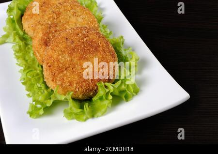 Côtelettes de poulet dans de la chapelure Banque D'Images