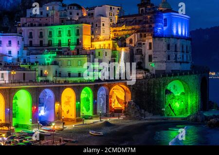 Atrani, côte amalfitaine, Italie, décembre 2019 : lumières de Noël colorées à Atrani. Atrani est une petite ville de la côte amalfitaine, Naples, dans le sud de l'Italie. Banque D'Images