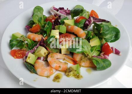 Salade de cresson avec crevettes et avocat Banque D'Images