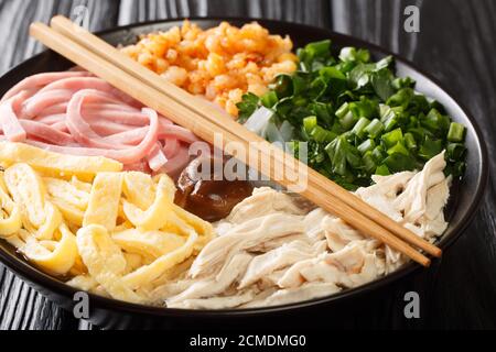 Soupe de nouilles Hanoi avec poulet au jambon et pain de crevettes dans l'assiette sur la table. Horizontale Banque D'Images