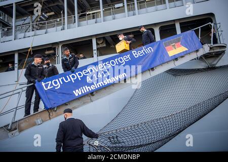 Wilhelmshaven, Allemagne. 17 septembre 2020. L'équipage de l'Einsatzgruppenversorger 'Berlin' prépare les escaliers d'accès. Le plus grand navire de la Marine allemande, l'Einsatzgruppenversorger 'Berlin', est revenu d'une mission de six mois en Méditerranée. En tant que protection contre la couronne, les quelque 180 soldats sont restés à bord en permanence. Avec 169 jours, c'était le plus long voyage de la Marine allemande sans départ à terre jusqu'à présent, selon les informations. Credit: Sina Schuldt/dpa/Alay Live News Banque D'Images