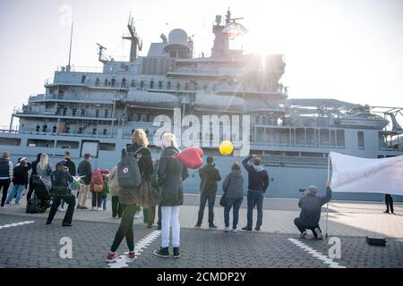 Wilhelmshaven, Allemagne. 17 septembre 2020. Des parents attendent l'équipage de l'Einsatzgruppenversorger 'Berlin'. Le plus grand navire de la Marine allemande, l'Einsatzgruppenversorger 'Berlin', est revenu d'une mission de six mois en Méditerranée. À titre de protection contre Corona, les quelque 180 soldats sont restés à bord en permanence. A 169 jours, c'était le plus long voyage de la Marine allemande sans départ à terre jusqu'à présent, selon les informations. Credit: Sina Schuldt/dpa/Alay Live News Banque D'Images