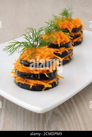 Aubergines grillées à l'ail et farci de carottes Banque D'Images