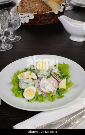 Salade de radis avec concombre et œufs pour la sauce au lait Banque D'Images