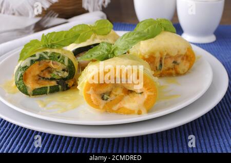 Rouleaux de courgettes farcis au fromage Banque D'Images