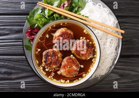 Bun cha Hanoi est une délicieuse cuisine vietnamienne de rue combinant des boulettes de viande savoureuses, des nouilles de riz et une sauce piquante. Vue horizontale du dessus de l'ab Banque D'Images