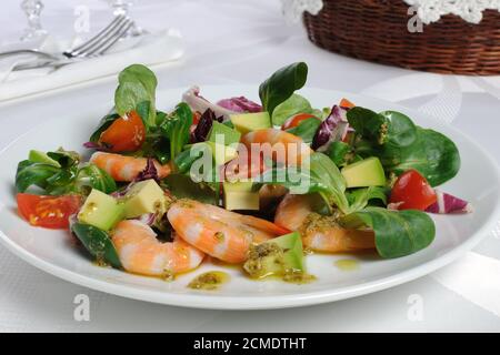 Salade de cresson avec crevettes et avocat Banque D'Images