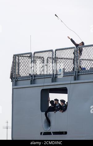 Wilhelmshaven, Allemagne. 17 septembre 2020. L'équipage du fournisseur de la force opérationnelle « Berlin » tracte le navire au bassin du port. Le plus grand navire de la Marine allemande, l'Einsatzgruppenversorger 'Berlin', est revenu d'une mission de six mois en Méditerranée. À titre de protection contre Corona, les quelque 180 soldats sont restés à bord en permanence. Avec 169 jours, c'était le plus long voyage de la Marine allemande sans départ à terre jusqu'à présent, selon les informations. Credit: Sina Schuldt/dpa/Alay Live News Banque D'Images