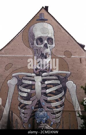 Cologne, Allemagne. 15 septembre 2020. Un squelette surdimensionné avec cylindre et noeud papillon comme une peinture sur un mur de maison (image de symbole, photo de thème) Koln, 15.09.2020 | usage dans le monde crédit: dpa/Alay Live News Banque D'Images